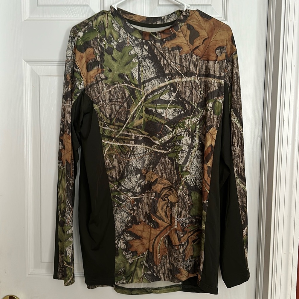 Men’s Mossey oak camo shirt size medium